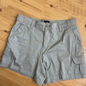 Lee women’s shorts NWOT size 14  Cotton spandex blend